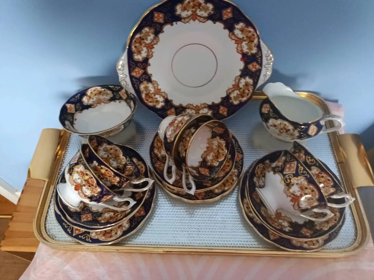 21 piece Royal Albert "HEIRLOOM " China Tea Set. - Image 1