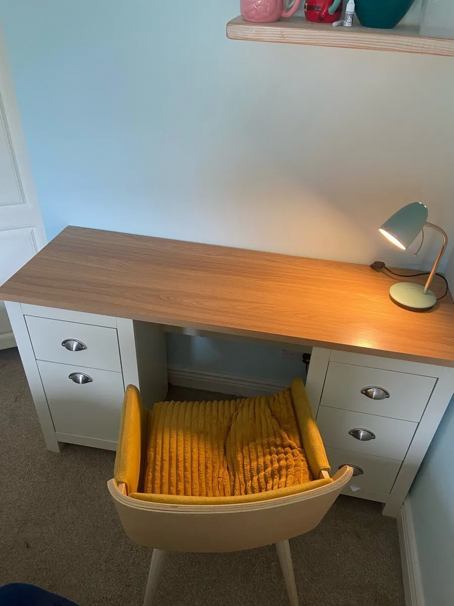 Desk - Image 4