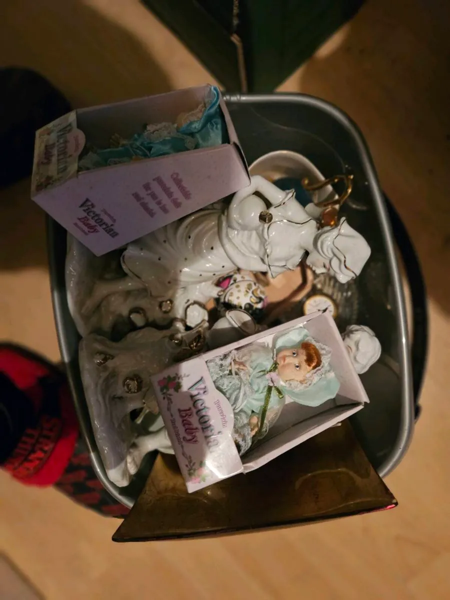 Box of Ornaments/Bricabrac - Image 2