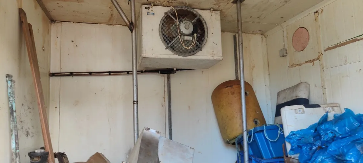FREE: Insulated Fridge/freezer trailer 20x10 ft - Image 4