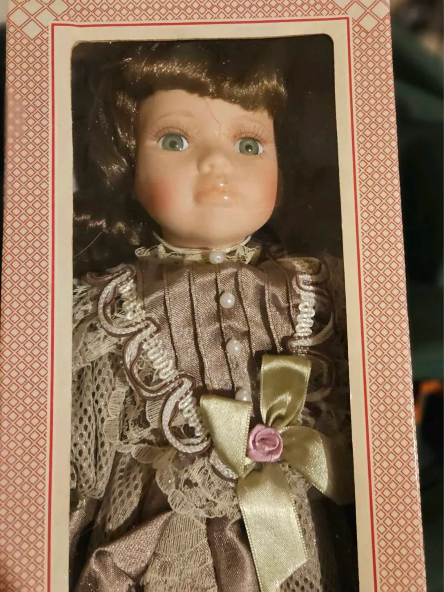 2 Beautiful Porcelain Victorian Dolls - Image 1