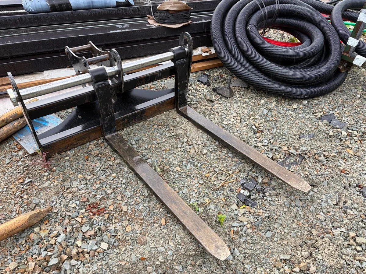 Floating Pallet Forks 7-10ton Digger 45mm pins - Image 1