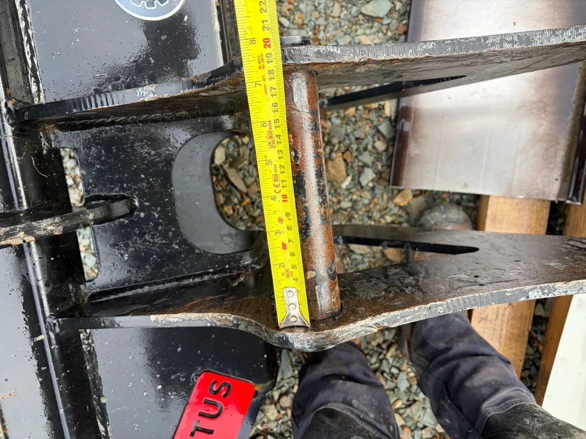 Floating Pallet Forks 7-10ton Digger 45mm pins - Image 3