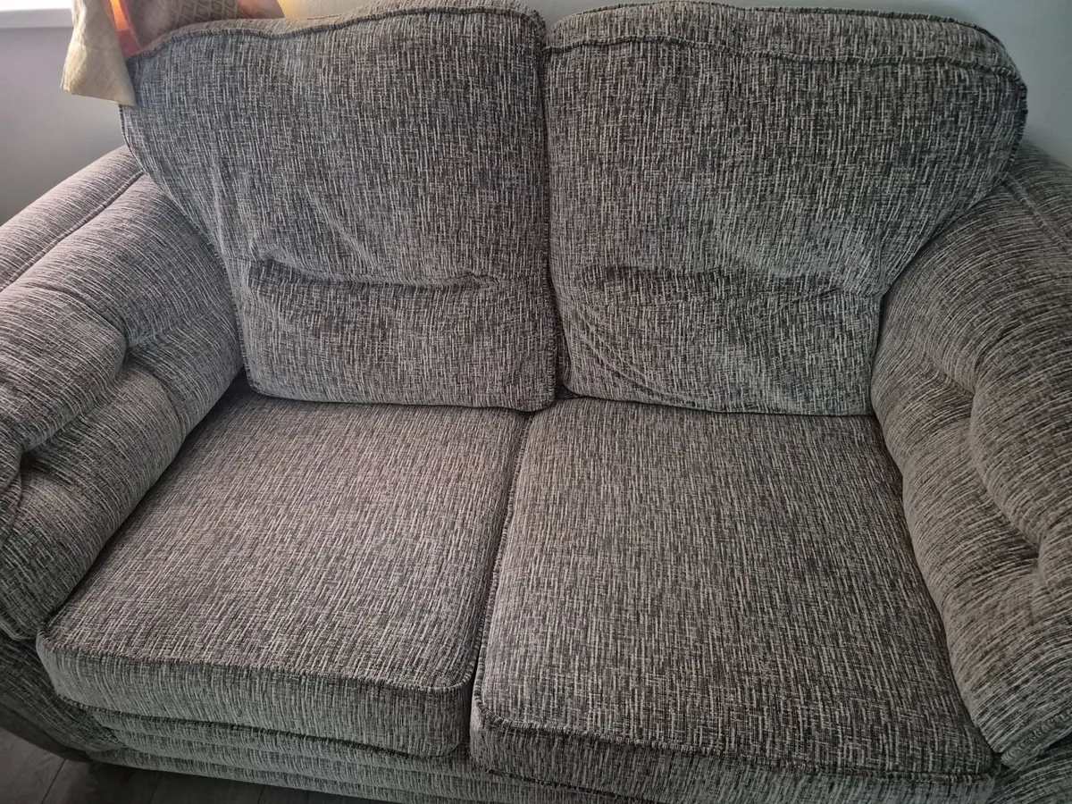 3 +2 settee with cushions and 2 puffee - Image 4