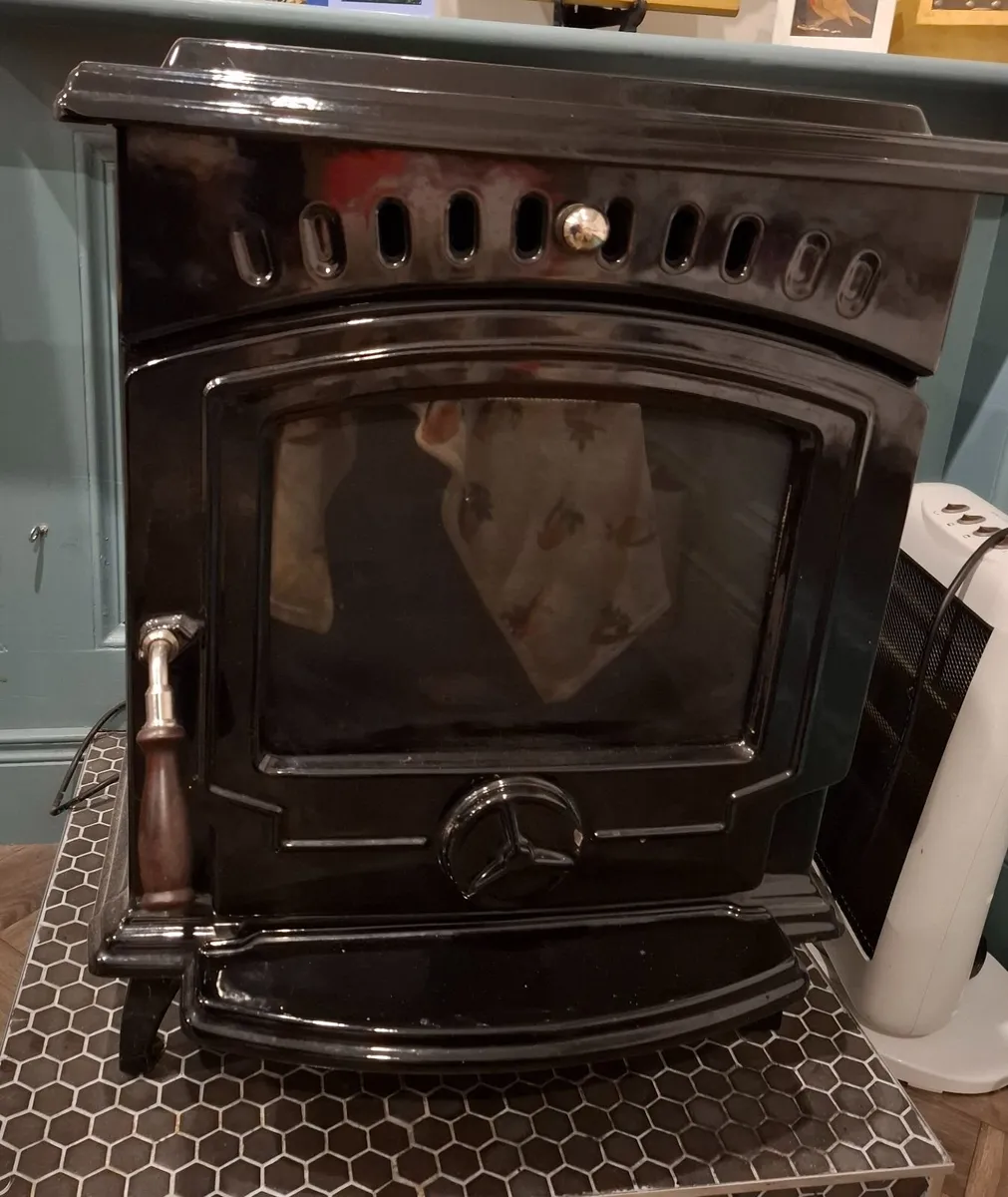 Stanley Tara Oil Stove - With Back Boiler - Image 1