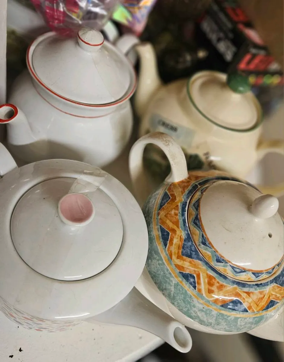 5 Teapots - Image 1