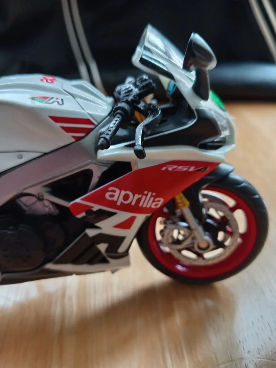 1:12 scale model aprillia  rsv4 motorcycle - Image 2