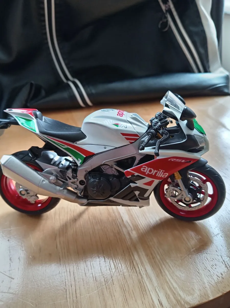 1:12 scale model aprillia  rsv4 motorcycle - Image 1