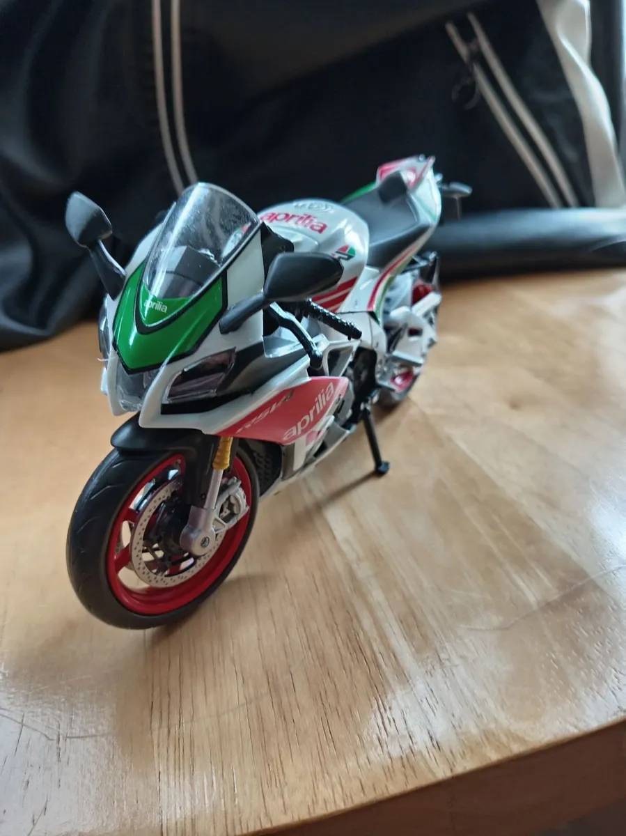 1:12 scale model aprillia  rsv4 motorcycle - Image 3