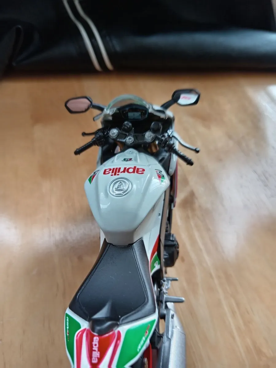 1:12 scale model aprillia  rsv4 motorcycle - Image 4