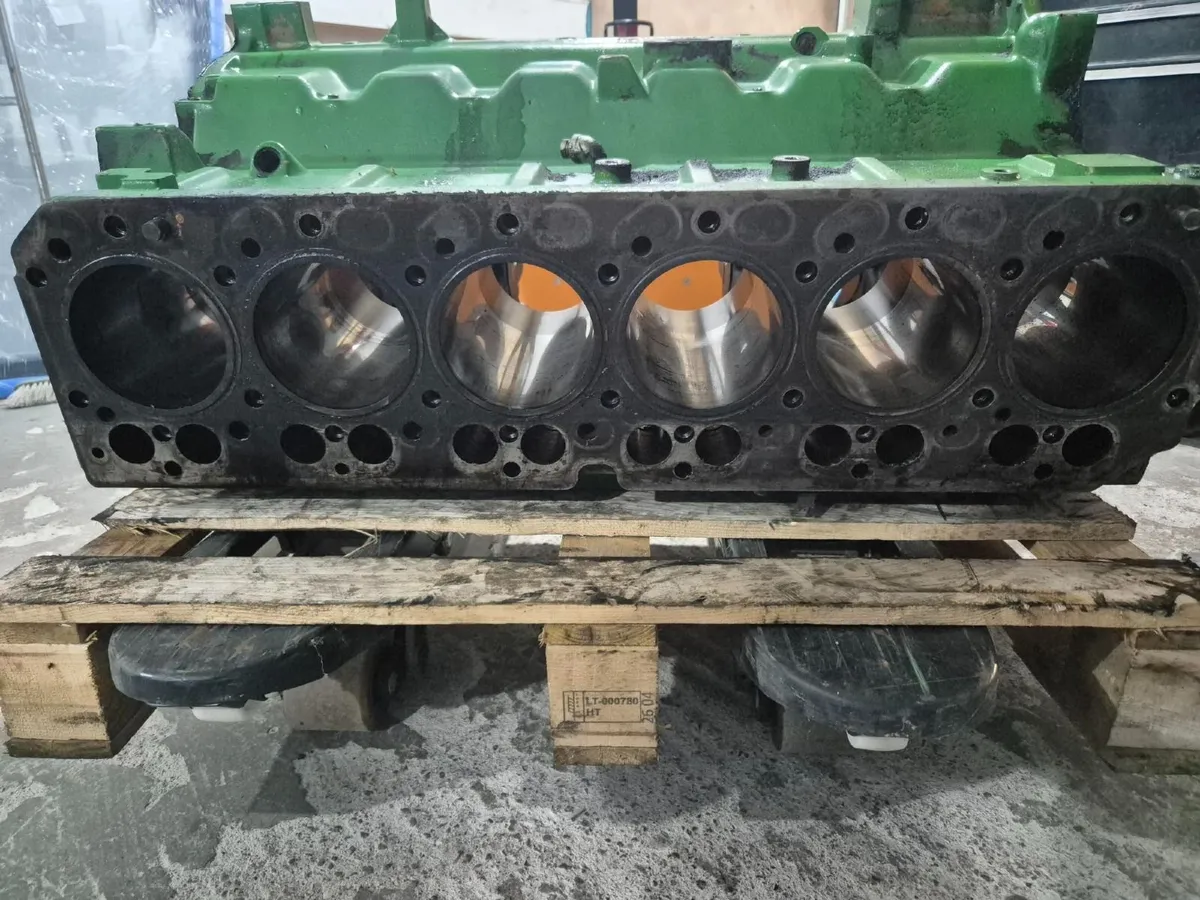 John Deere engine block - Image 1