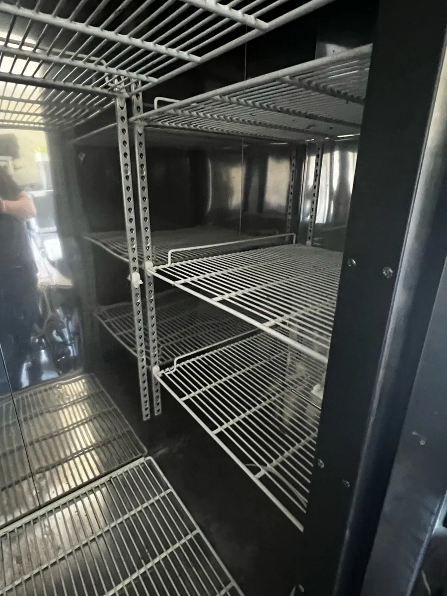 Double door commercial fridge - Image 2