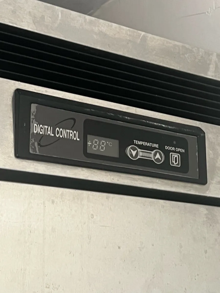 Double door commercial fridge - Image 3
