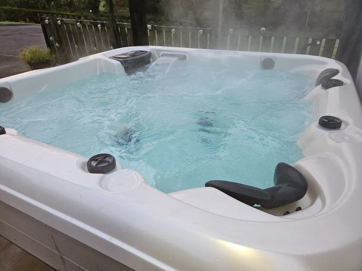 Hot tub/Jacuzzi - Image 4