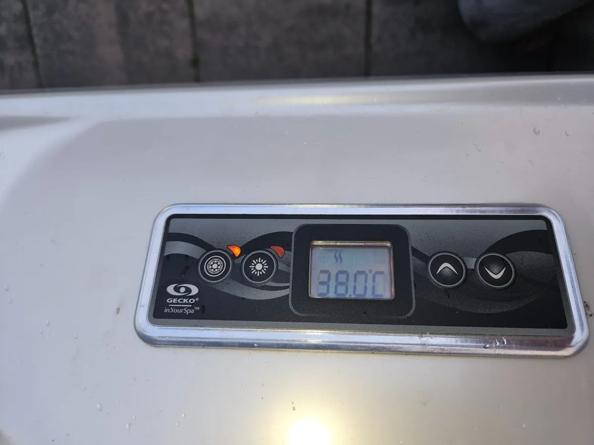 Hot tub/Jacuzzi - Image 2