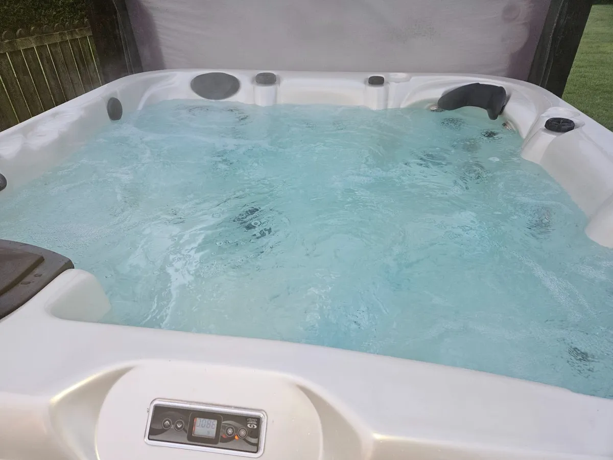 Hot tub/Jacuzzi - Image 3