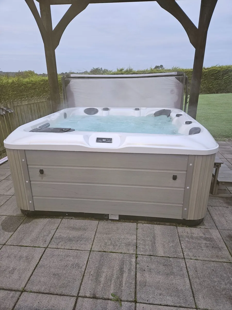 Hot tub/Jacuzzi - Image 1