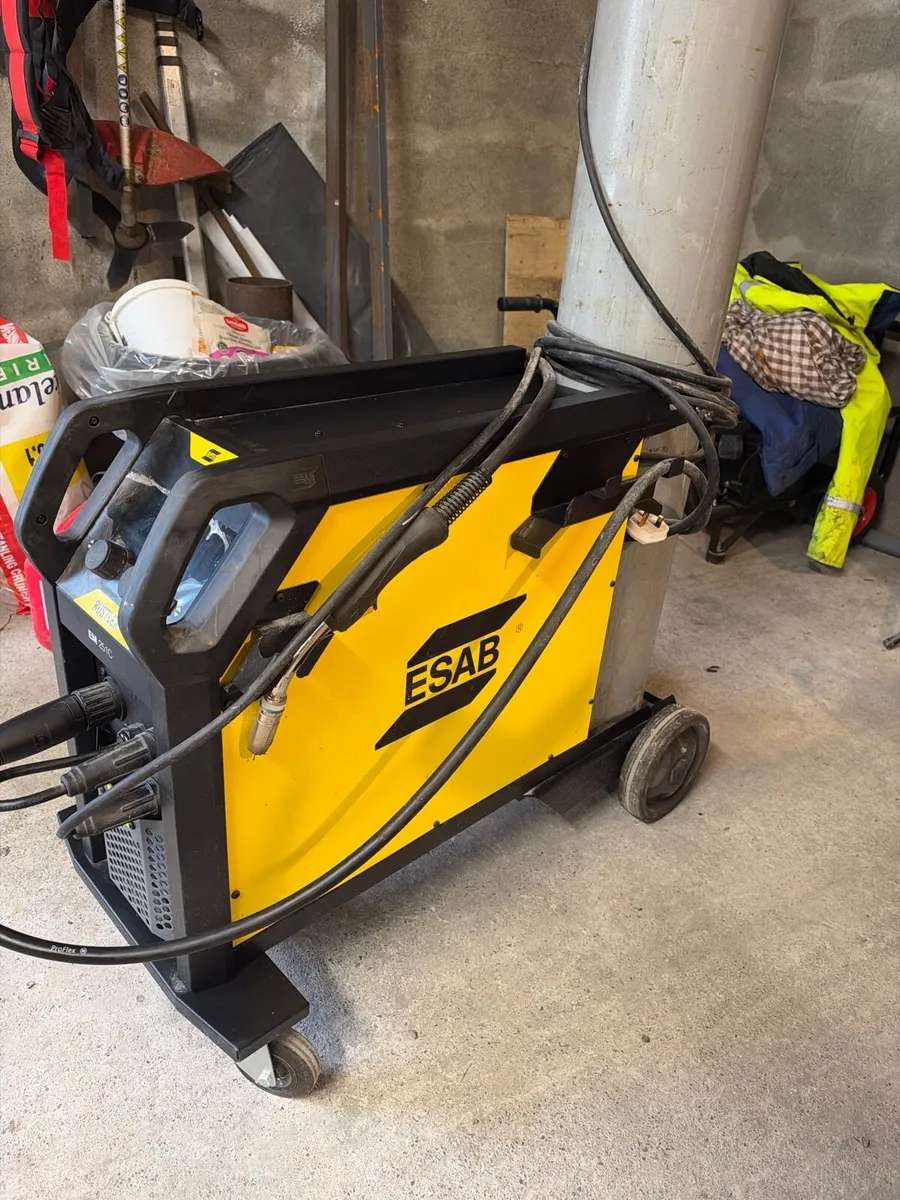 MIG WELDER, ESAB RUSTLER EM 251C - Image 1