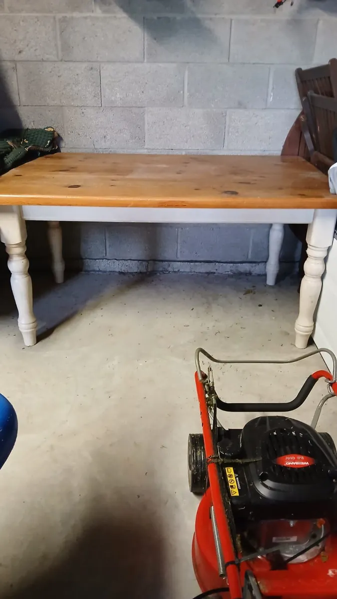 Table & chairs - Image 1