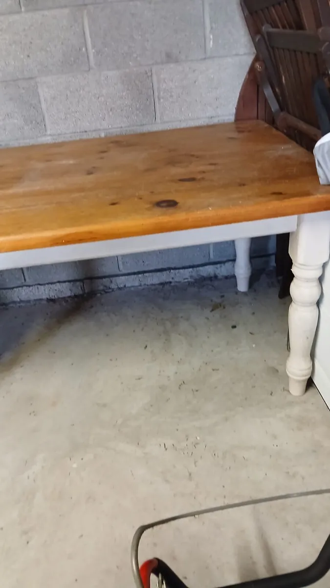 Table & chairs - Image 2
