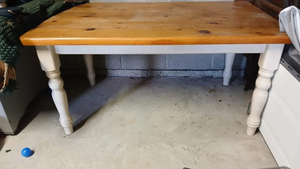 Table & chairs - Image 3