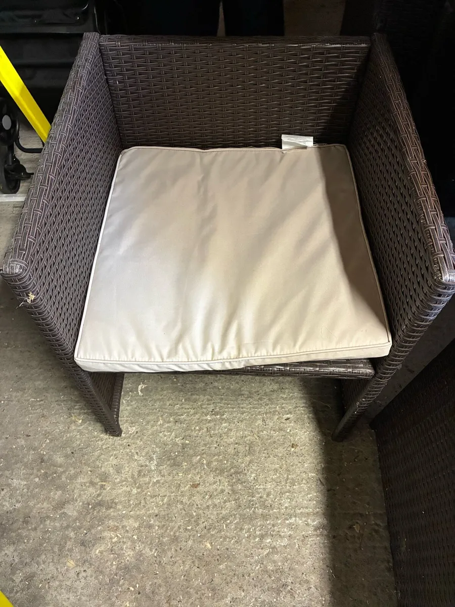 Outdoor furniture - Image 1