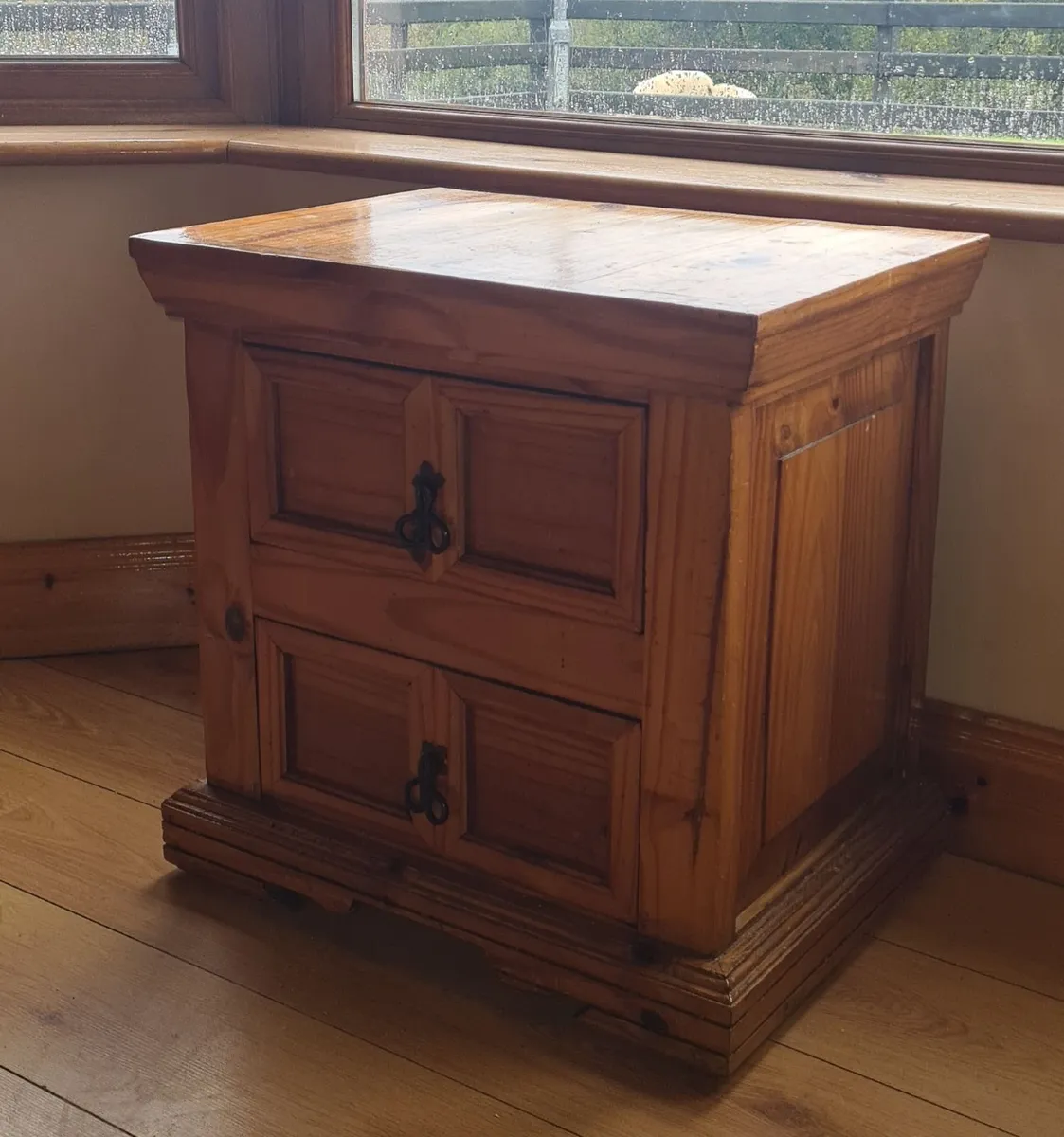 Coffee tables / Bedside lockers - Image 4