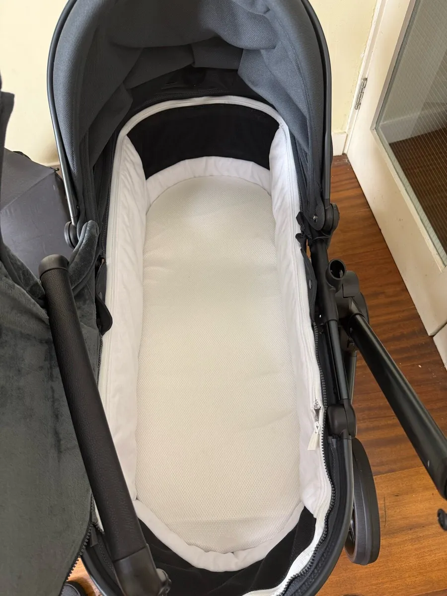 Icandy peach 8 Cybex cloud T carseat isofix base - Image 3