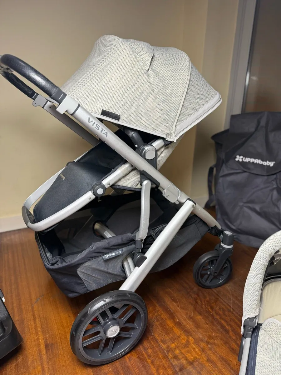 Uppababy Vista V2 with maxi cosi car seat isofix - Image 2