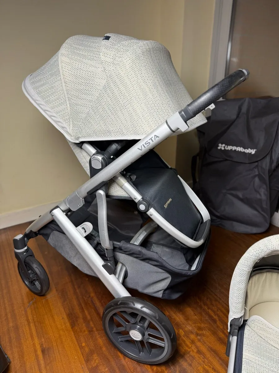 Uppababy Vista V2 with maxi cosi car seat isofix - Image 3