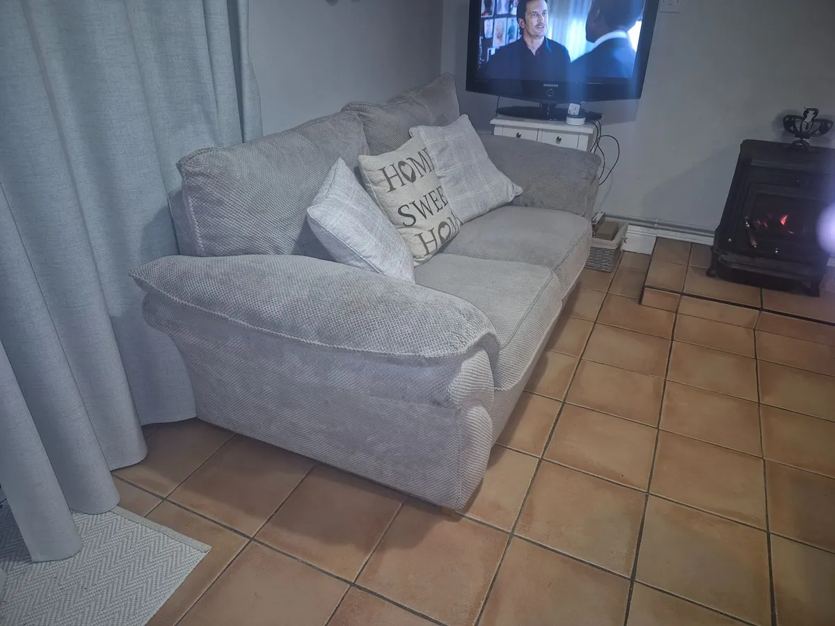2 seater couch - Image 1
