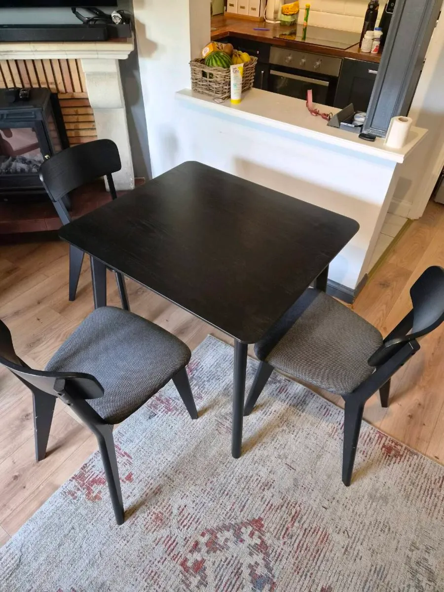 Table & chairs - Image 1