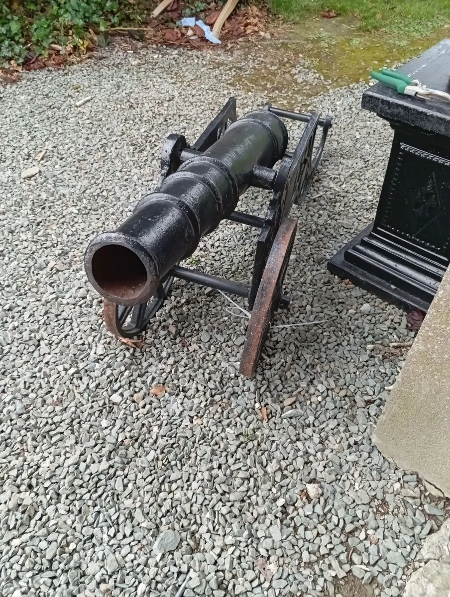 Antique style cast iron cannons - Image 1