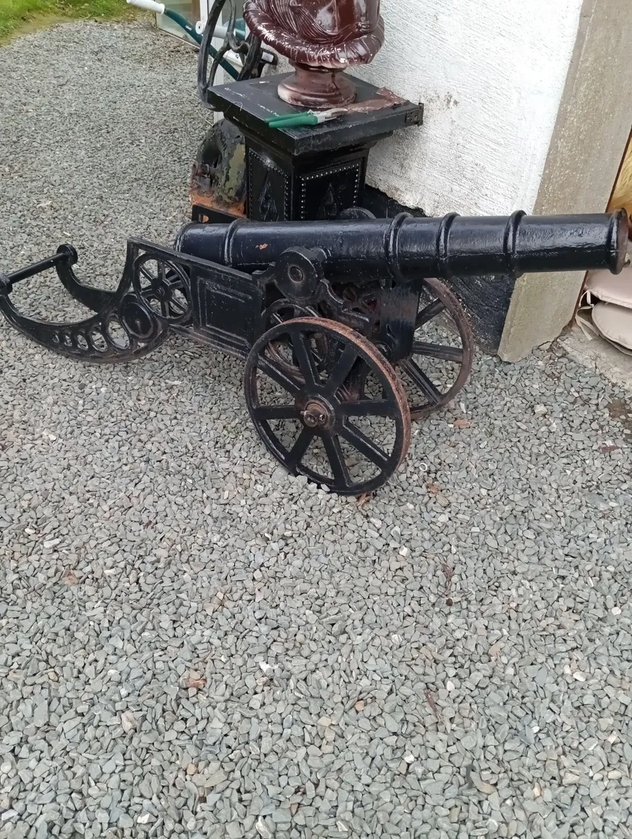 Antique style cast iron cannons - Image 2
