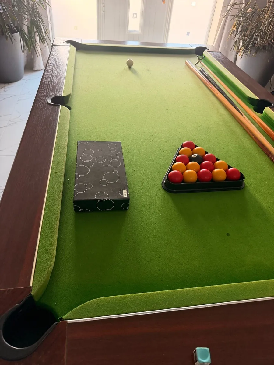 Pool table - Image 1