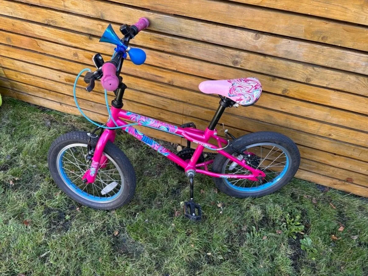 Apollo Roxie Kids Bike – Pink
