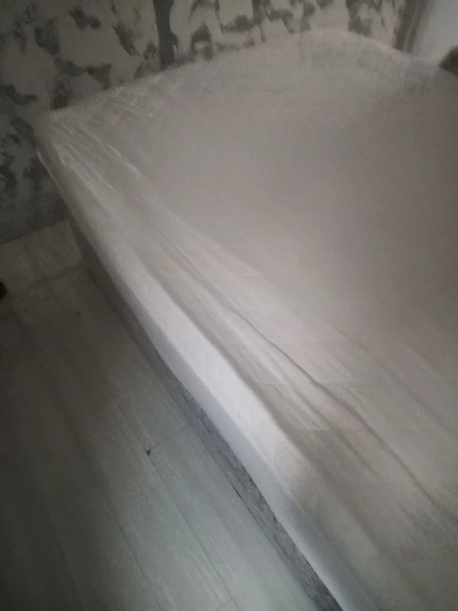 Bed and mattress - Image 4