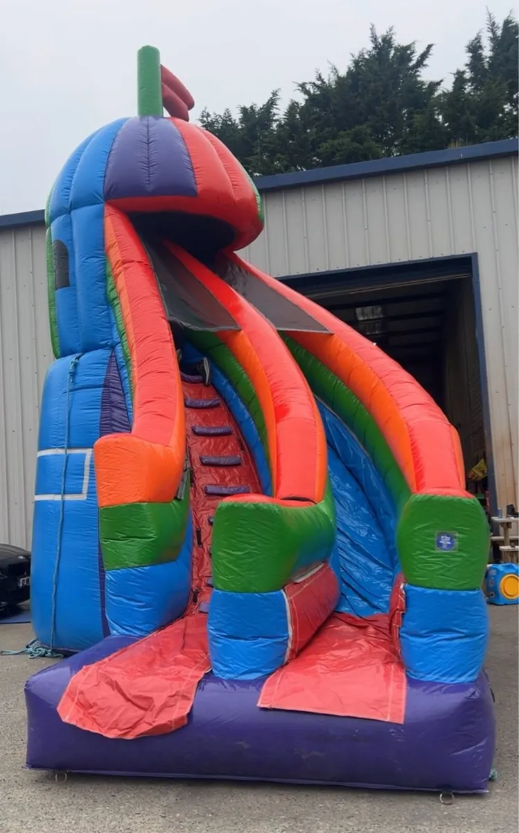 Bouncy castle - Image 2