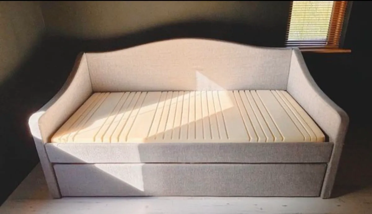 Light grey upholstered daybed - Image 4