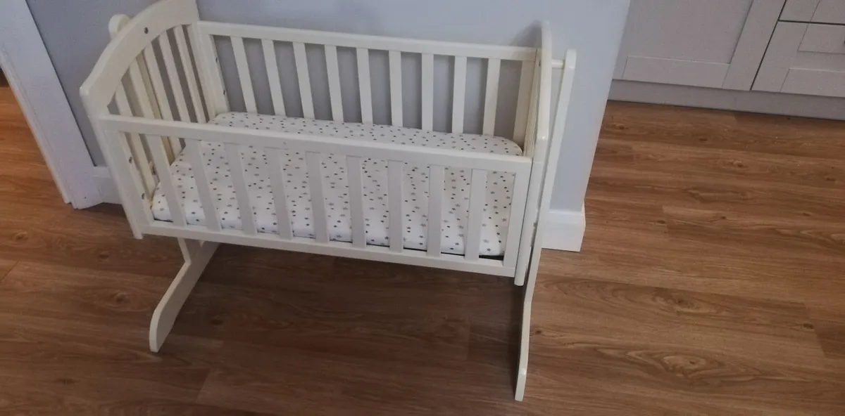 Swinging crib - Image 1