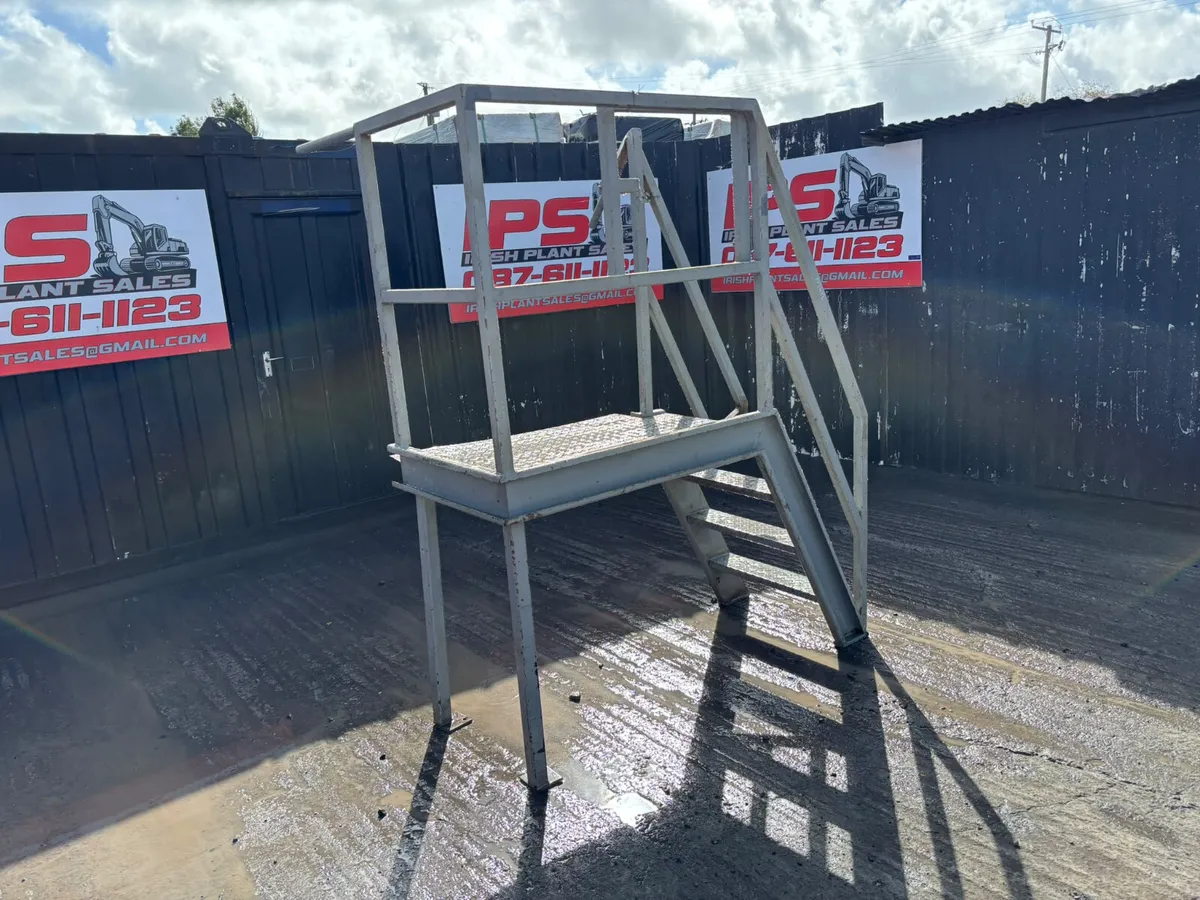 Heavy-duty industrial access platform with stairs - Image 1