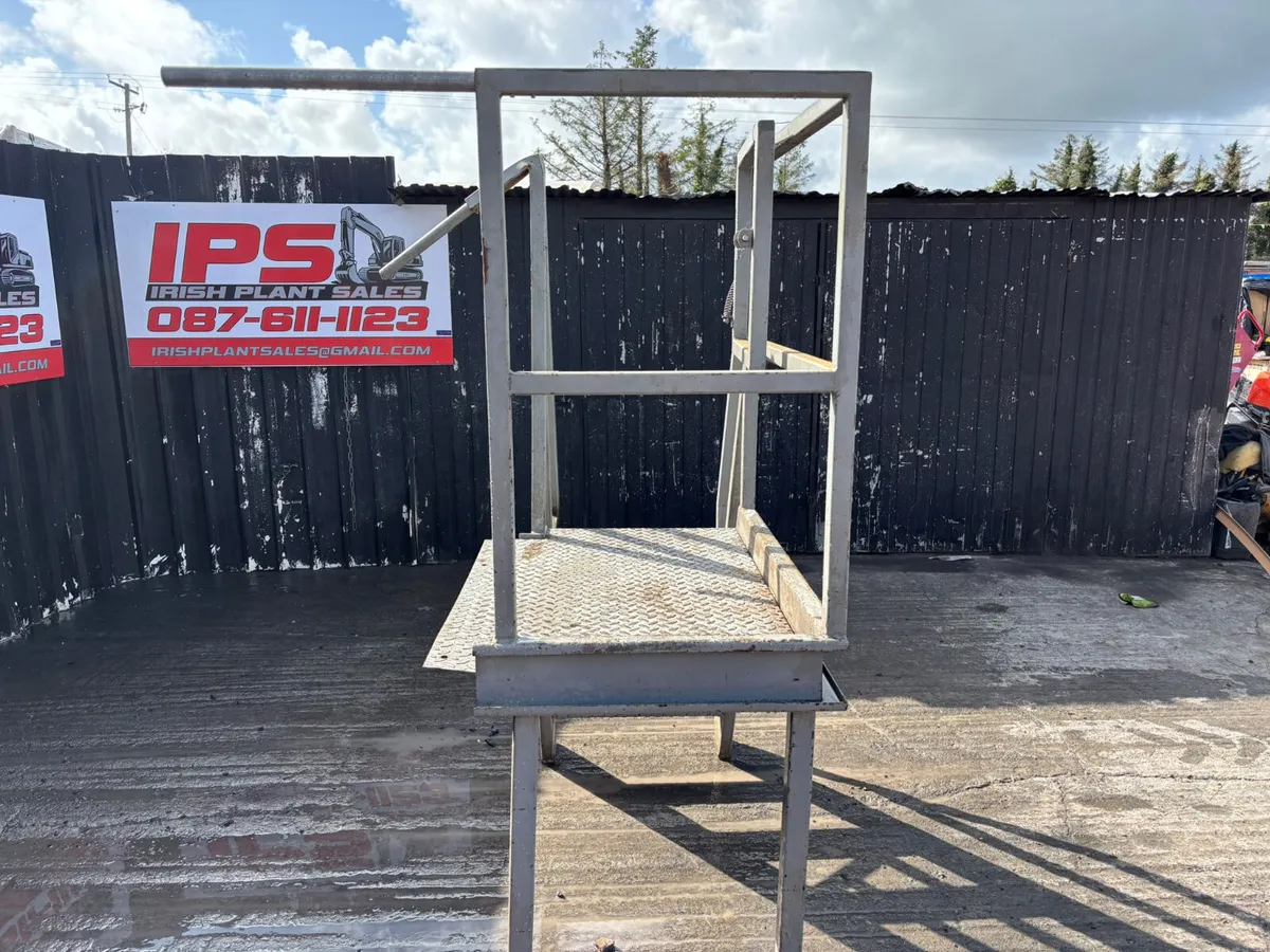 Heavy-duty industrial access platform with stairs - Image 2