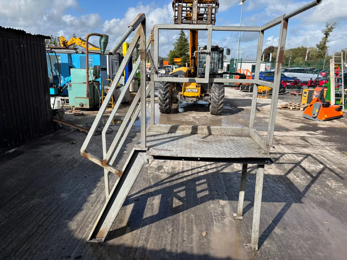 Heavy-duty industrial access platform with stairs - Image 3