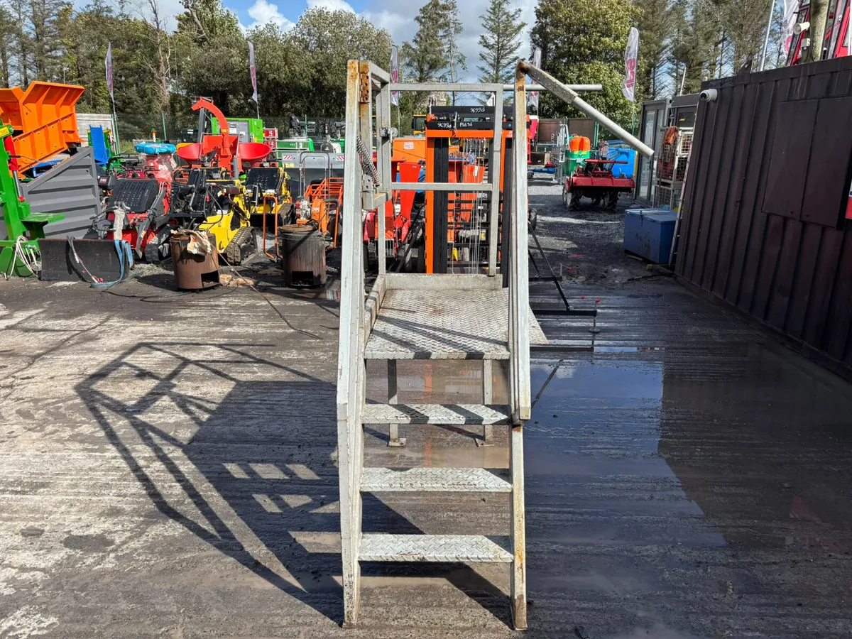Heavy-duty industrial access platform with stairs - Image 4