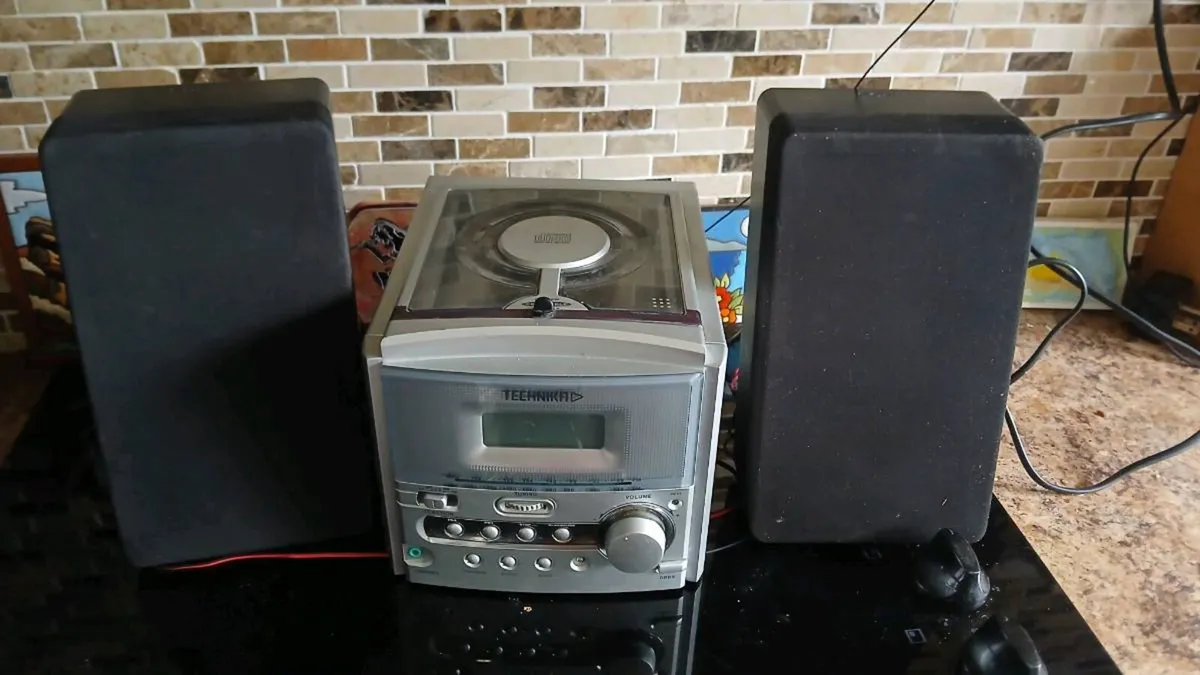 Radio and CD Player - Image 2