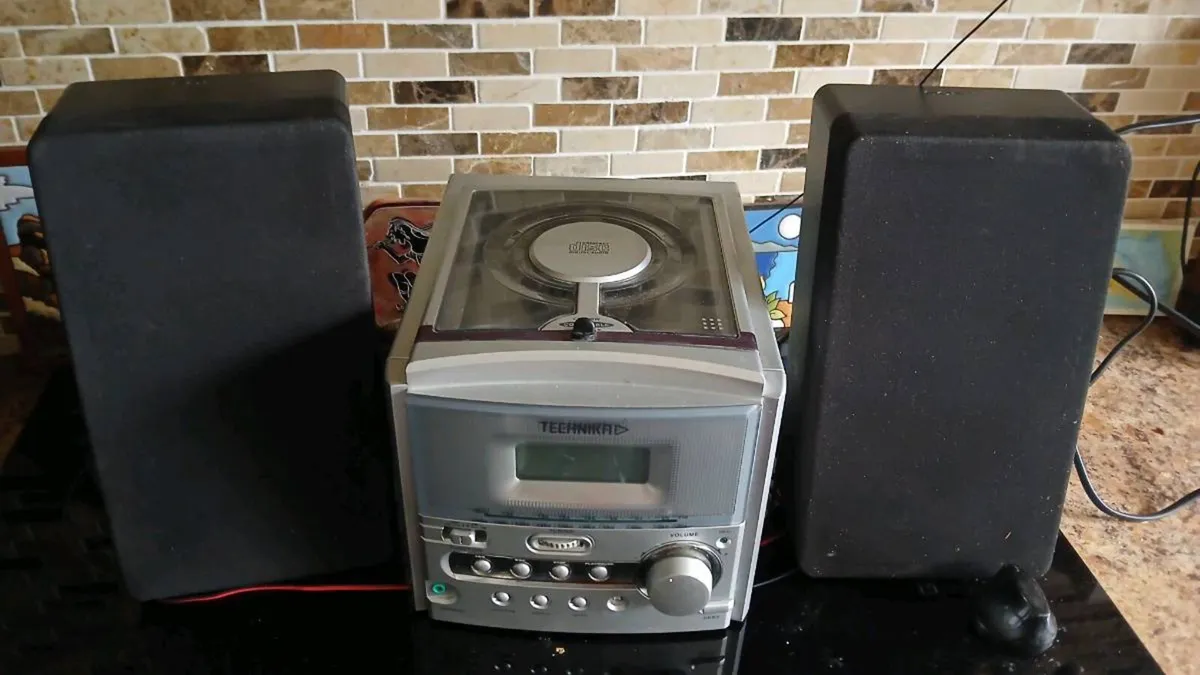 Radio and CD Player - Image 3