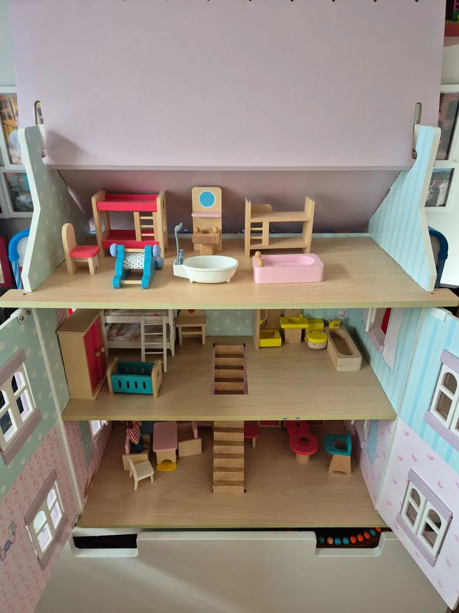 Le Toy Van Wooden Sophie's dolls house - Image 2