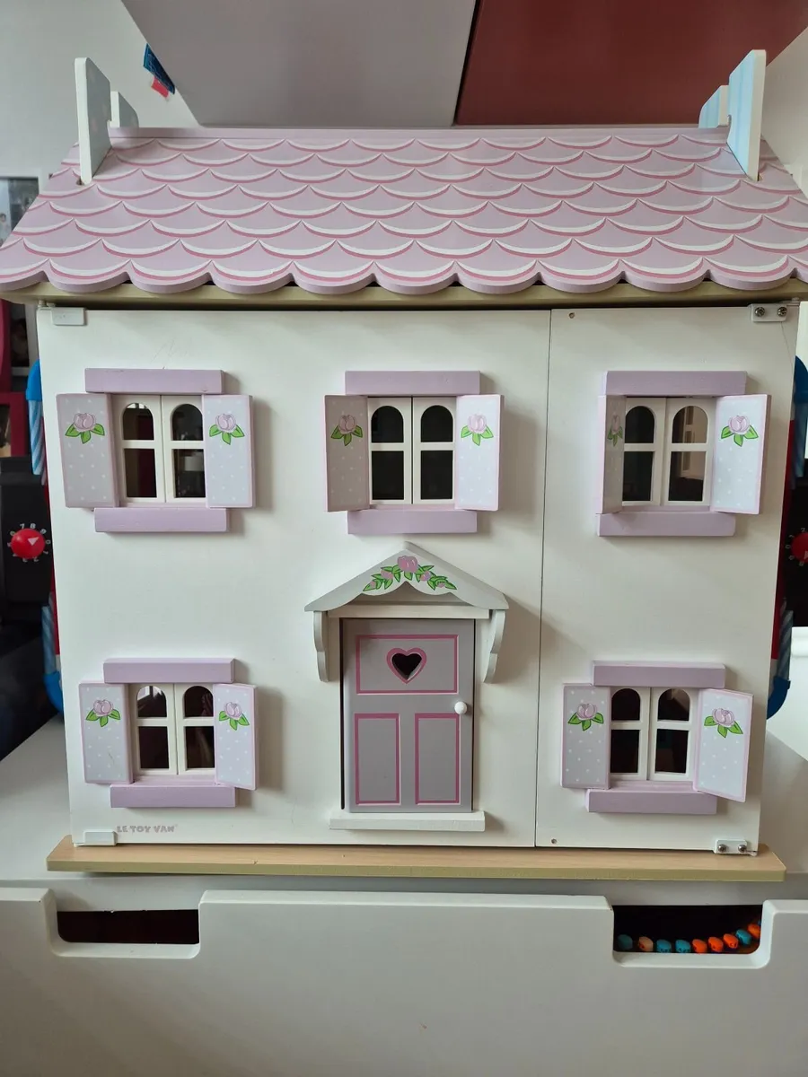 Le Toy Van Wooden Sophie's dolls house - Image 1