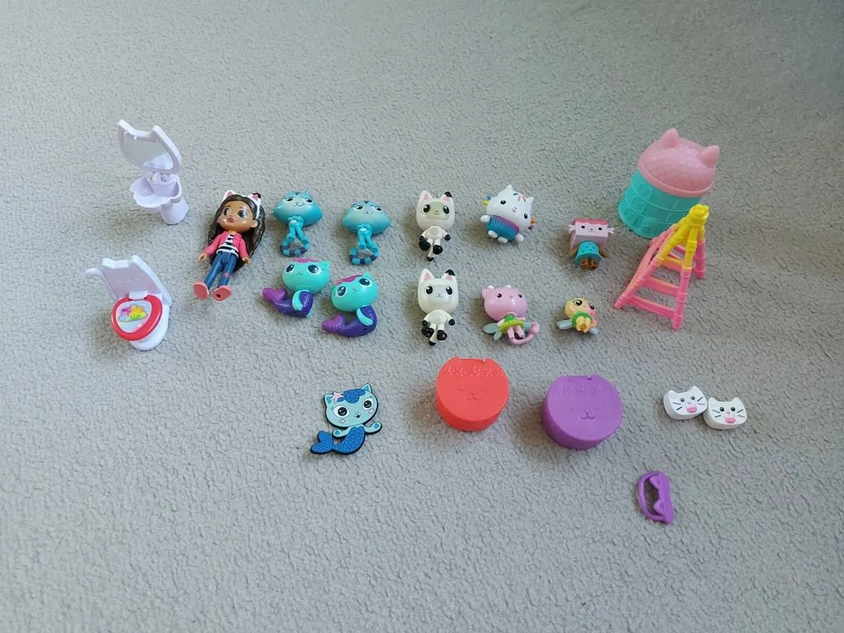 Gabbys dollhouse figurines and accesories