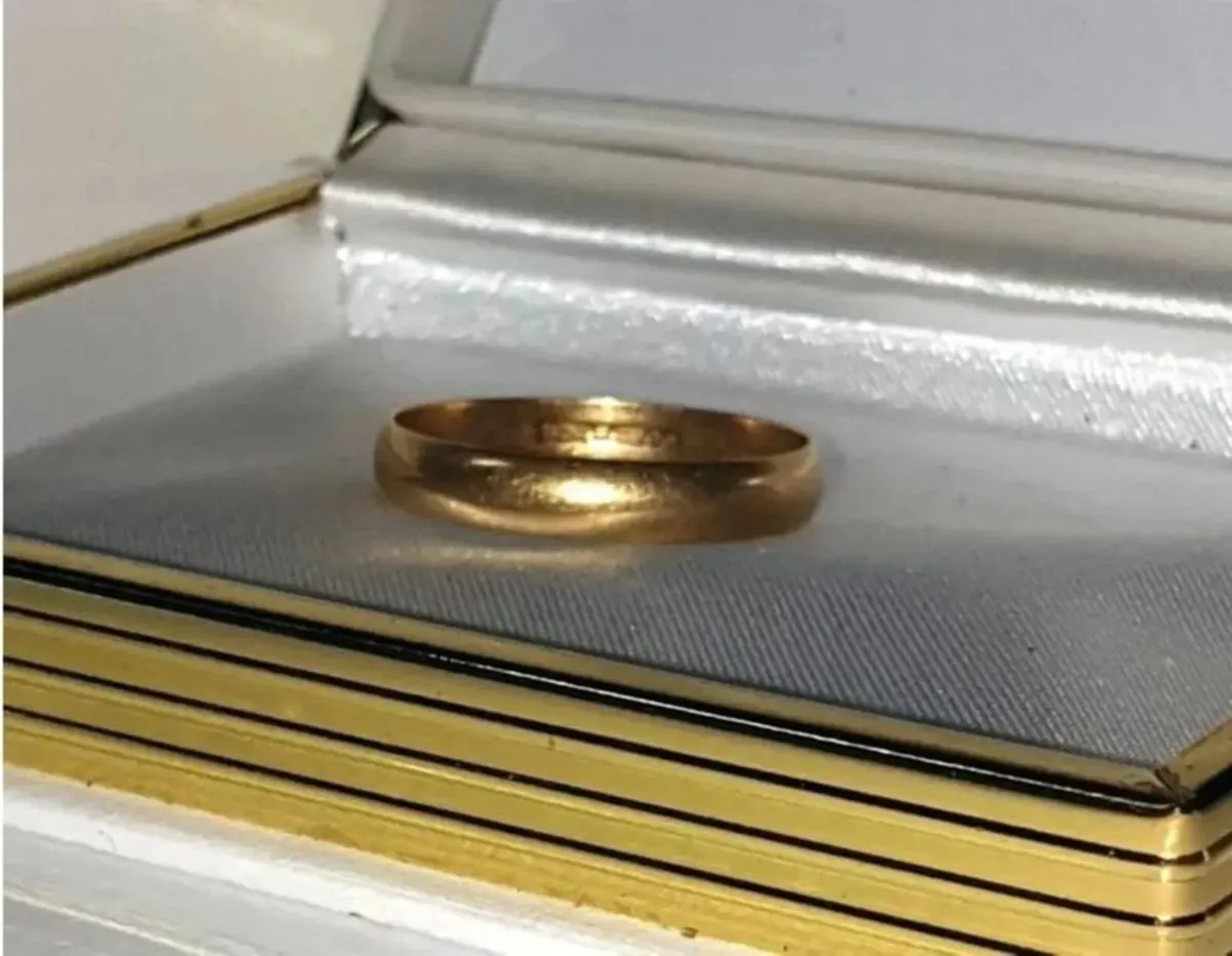 Pristine Vintage Unisex 18ct Gold Wedding Band - Image 3